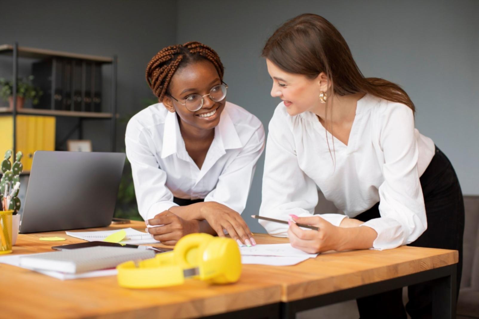 Aula di formazione con lavagne e materiali didattici per sceneggiatura